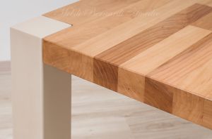 Tavolo in legno massello di olmo stile moderno con gambe in ferro colore chiaro produzione artigianale