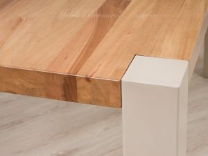 Tavolo in legno massello di olmo stile moderno con gambe in ferro colore chiaro produzione artigianale