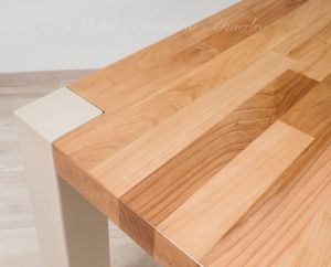 Tavolo in legno massello di olmo stile moderno con gambe in ferro colore chiaro produzione artigianale