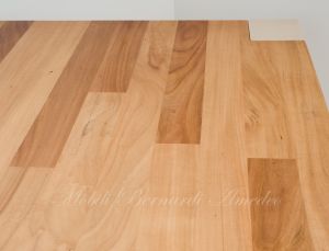 Tavolo in legno massello di olmo stile moderno con gambe in ferro colore chiaro produzione artigianale