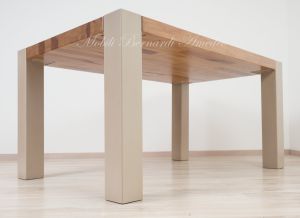 Tavolo in legno massello di olmo stile moderno con gambe in ferro colore chiaro produzione artigianale