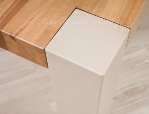 Tavolo in legno massello di olmo stile moderno con gambe in ferro colore chiaro produzione artigianale