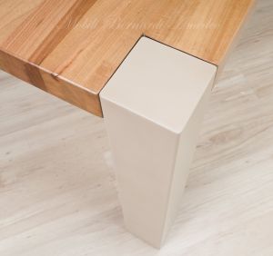 Tavolo in legno massello di olmo stile moderno con gambe in ferro colore chiaro produzione artigianale
