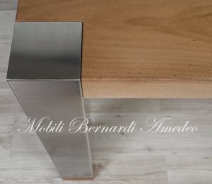 Tavolone stile moderno con piano in legno massello di noce colore chiaro e gambe in acciaio