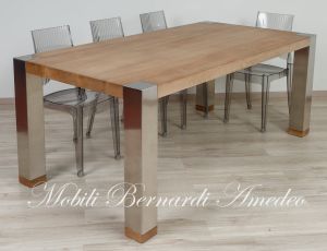 Tavolone stile moderno con piano in legno massello di noce colore chiaro e gambe in acciaio