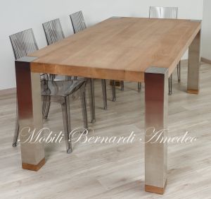 Tavolone stile moderno con piano in legno massello di noce colore chiaro e gambe in acciaio
