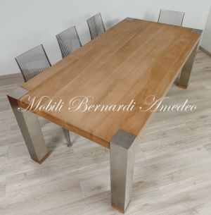 Tavolone stile moderno con piano in legno massello di noce colore chiaro e gambe in acciaio