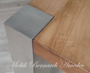Tavolone stile moderno con piano in legno massello di noce colore chiaro e gambe in acciaio