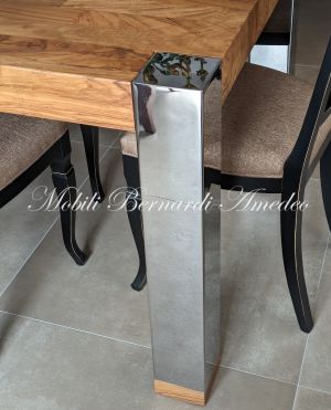 Tavolone stile moderno costruito artigianalmente in Italia con legno massello di ulivo e gambe in acciacio inox