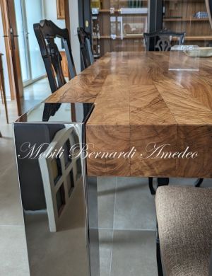 Tavolone stile moderno costruito artigianalmente in Italia con legno massello di ulivo e gambe in acciacio inox
