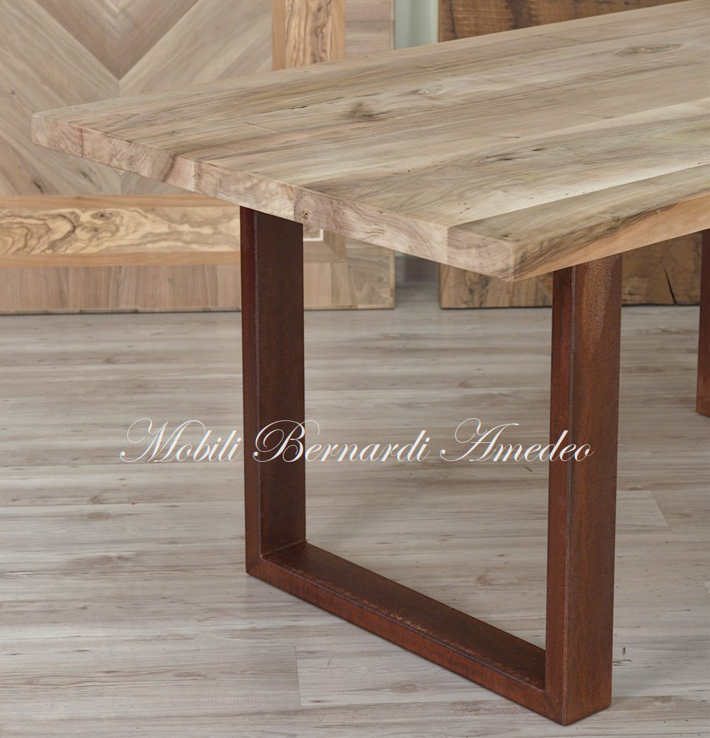 Tavoli in legno e metallo