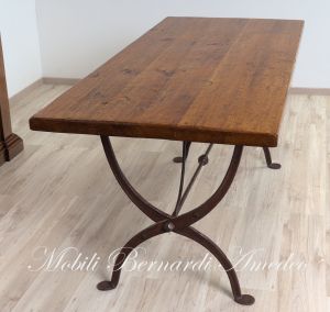 TM70 Tavolo in rovere massello con gambe in ferro battuto