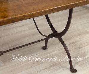 TM70 Tavolo in rovere massello con gambe in ferro battuto