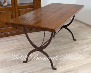 TM70 Tavolo in rovere massello con gambe in ferro battuto
