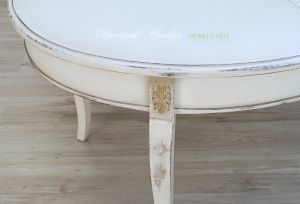 Tavolo laccato bianco anticato e consumato con intagli foglia argento