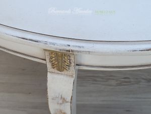 Tavolo laccato bianco anticato e consumato con intagli foglia argento