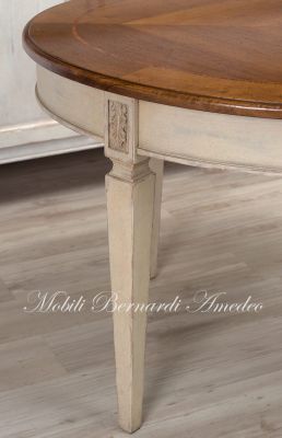 Tavolo ovale con piano e prolunghe in legno di noce e gambe decapate