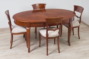 Tavolo in legno di noce stile classico di forma ovale con allunghi