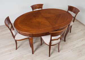 Tavolo in legno di noce stile classico di forma ovale con allunghi