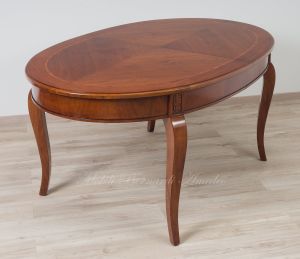 Tavolo in legno di noce stile classico di forma ovale con allunghi