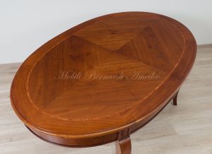Tavolo in legno di noce stile classico di forma ovale con allunghi
