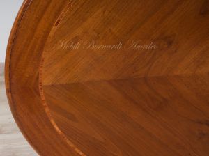 Tavolo in legno di noce stile classico di forma ovale con allunghi
