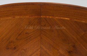 Tavolo in legno di noce stile classico di forma ovale con allunghi