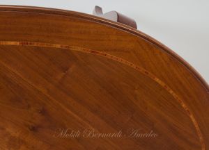 Tavolo in legno di noce stile classico di forma ovale con allunghi