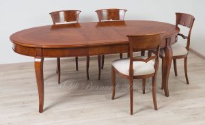 Tavolo in legno di noce stile classico di forma ovale con allunghi