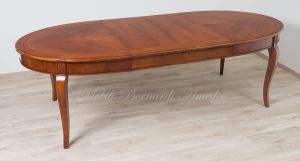 Tavolo in legno di noce stile classico di forma ovale con allunghi