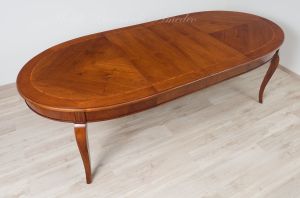 Tavolo in legno di noce stile classico di forma ovale con allunghi