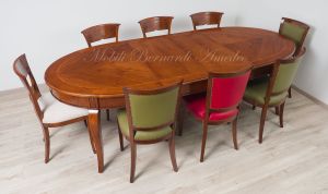 Tavolo in legno di noce stile classico di forma ovale con allunghi
