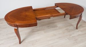 Tavolo in legno di noce stile classico di forma ovale con allunghi
