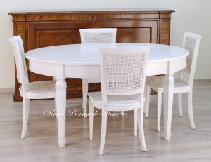Tavolo classico con finitura bianco anticato