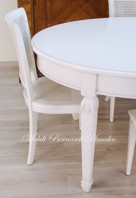 Tavolo classico con finitura bianco anticato