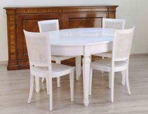 Tavolo classico con finitura bianco anticato