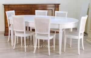 Tavolo classico con finitura bianco anticato
