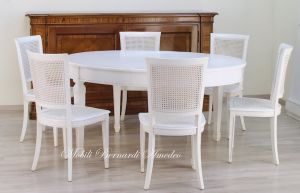 Tavolo classico con finitura bianco anticato