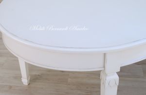 Tavolo classico con finitura bianco anticato