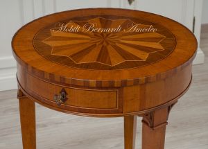 Tavolino rotondo realizzato artigianalmente in legno di noce con prezioso lavoro di ebanisteria nel piano