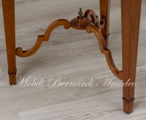 Tavolino rotondo realizzato artigianalmente in legno di noce con prezioso lavoro di ebanisteria nel piano