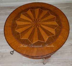 Tavolino rotondo realizzato artigianalmente in legno di noce con prezioso lavoro di ebanisteria nel piano