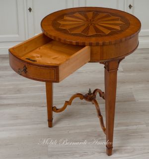 Tavolino rotondo realizzato artigianalmente in legno di noce con prezioso lavoro di ebanisteria nel piano