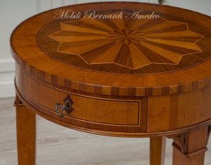 Tavolino rotondo realizzato artigianalmente in legno di noce con prezioso lavoro di ebanisteria nel piano