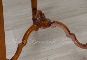 Tavolino rotondo realizzato artigianalmente in legno di noce con prezioso lavoro di ebanisteria nel piano