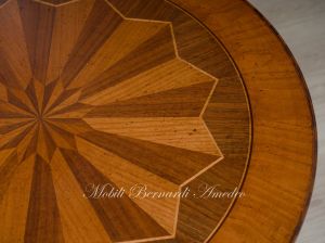 Tavolino rotondo realizzato artigianalmente in legno di noce con prezioso lavoro di ebanisteria nel piano