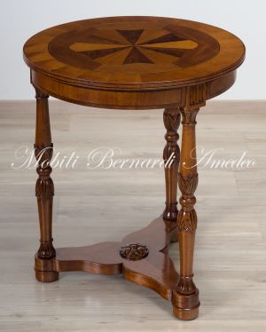 Tavolino rotondo classico realizzato artigianalmente con piano in legno intarsiato e gambe tornite intagliate