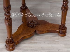 Tavolino rotondo classico realizzato artigianalmente con piano in legno intarsiato e gambe tornite intagliate