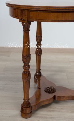 Tavolino rotondo classico realizzato artigianalmente con piano in legno intarsiato e gambe tornite intagliate