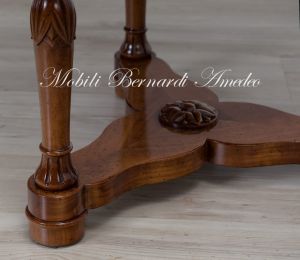 Tavolino rotondo classico realizzato artigianalmente con piano in legno intarsiato e gambe tornite intagliate